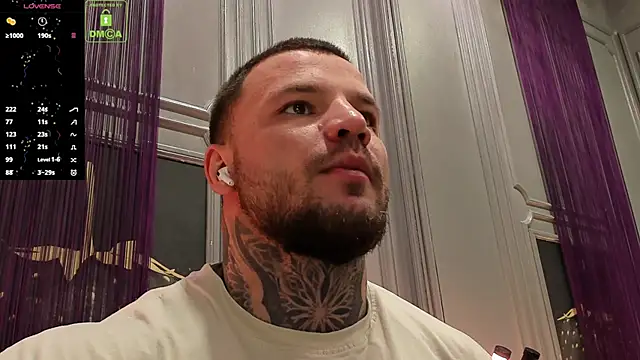 Snapshot of OliverSport chatting on 12/03/25, 11:19 OliverSport online show from 12/03/25, 11:19