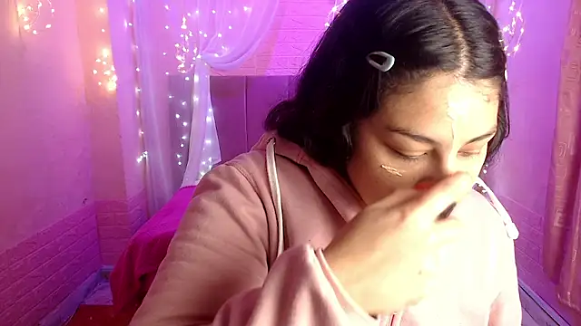Snapshot of Aitana_200 chatting on 09/15/25, 01:11 Aitana 200 online show from 09/15/25, 01:11