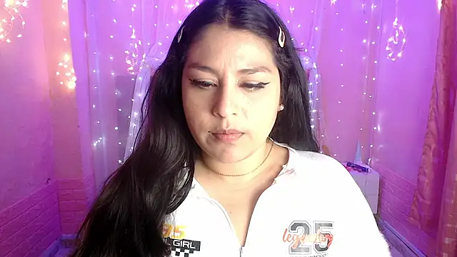 Snapshot of Aitana_200 chatting on 09/22/25, 02:08 Aitana 200 online show from 09/22/25, 02:08