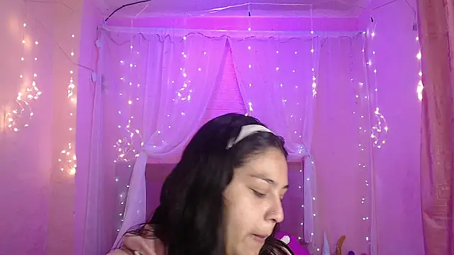 Snapshot of Aitana_200 chatting on 09/29/25, 01:16 Aitana 200 online show from 09/29/25, 01:16