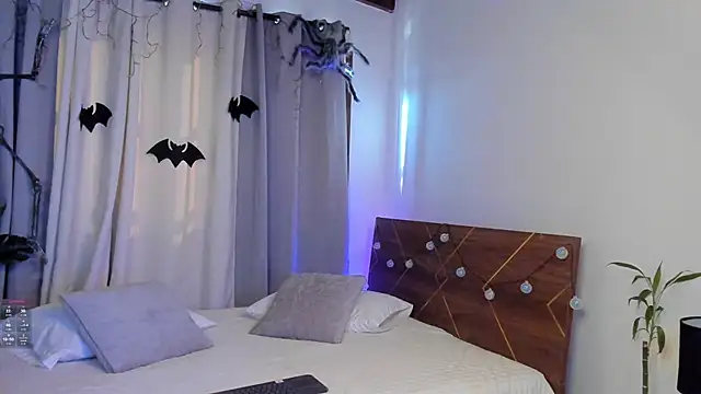 Snapshot of Perfect_design_ chatting on 10/18/25, 12:39 Perfect design  online show from 10/18/25, 12:39