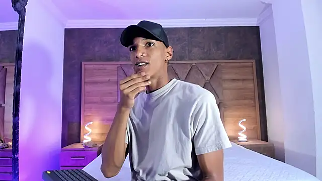 Snapshot of JulienSaint chatting on 09/19/25, 11:44 JulienSaint online show from 09/19/25, 11:44