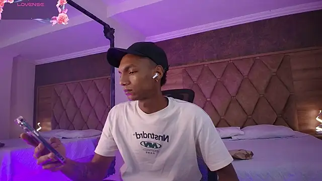 Snapshot of JulienSaint chatting on 10/01/25, 12:00 JulienSaint online show from 10/01/25, 12:00