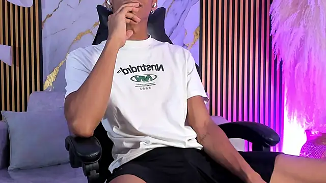 Snapshot of JulienSaint chatting on 10/15/25, 12:16 JulienSaint online show from 10/15/25, 12:16