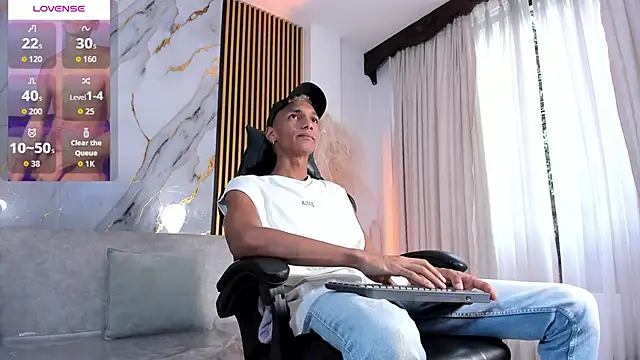 Snapshot of JulienSaint chatting on 10/17/25, 12:41 JulienSaint online show from 10/17/25, 12:41