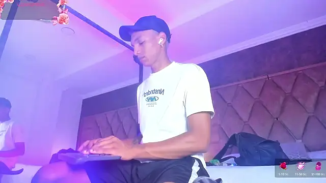 Snapshot of JulienSaint chatting on 10/18/25, 12:06 JulienSaint online show from 10/18/25, 12:06