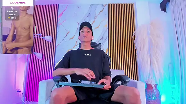 Snapshot of JulienSaint chatting on 10/19/25, 07:25 JulienSaint online show from 10/19/25, 07:25