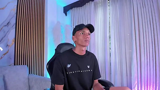 Snapshot of JulienSaint chatting on 10/27/25, 12:31 JulienSaint online show from 10/27/25, 12:31