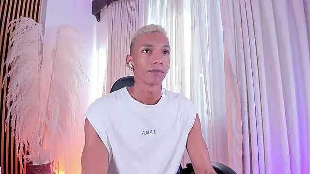 Snapshot of JulienSaint chatting on 10/28/25, 12:30 JulienSaint online show from 10/28/25, 12:30