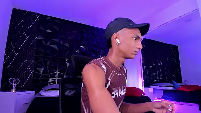 Snapshot of JulienSaint chatting on 11/08/25, 12:16 JulienSaint online show from 11/08/25, 12:16