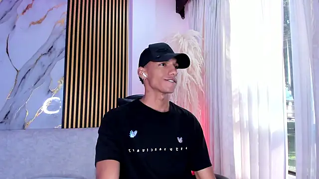 Snapshot of JulienSaint chatting on 11/17/25, 12:11 JulienSaint online show from 11/17/25, 12:11