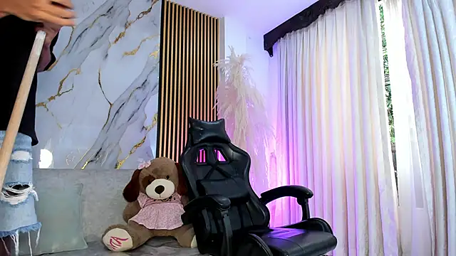 Snapshot of JulienSaint chatting on 12/05/25, 12:25 JulienSaint online show from 12/05/25, 12:25