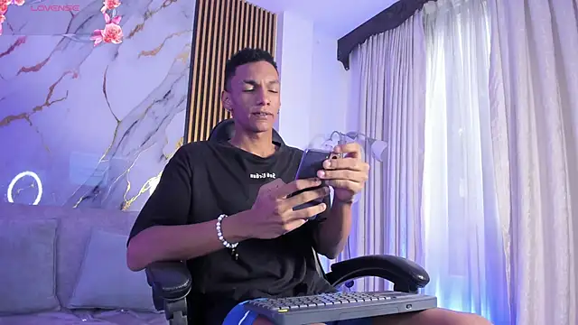 Snapshot of JulienSaint chatting on 12/22/25, 12:02 JulienSaint online show from 12/22/25, 12:02