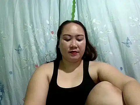 Snapshot of prettywetmom88 chatting on 10/13/25, 10:04 prettywetmom88 online show from 10/13/25, 10:04