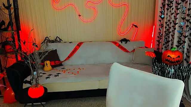 Snapshot of YourLovellyStory chatting on 10/28/25, 11:25 YourLovellyStory online show from 10/28/25, 11:25