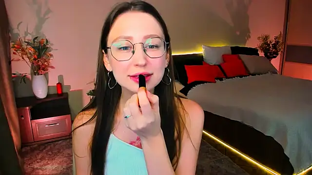 Snapshot of YourLovellyStory chatting on 11/04/25, 04:28 YourLovellyStory online show from 11/04/25, 04:28