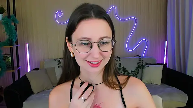 Snapshot of YourLovellyStory chatting on 11/10/25, 04:39 YourLovellyStory online show from 11/10/25, 04:39