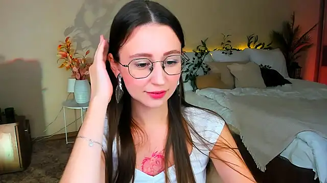 Snapshot of YourLovellyStory chatting on 11/18/25, 05:39 YourLovellyStory online show from 11/18/25, 05:39