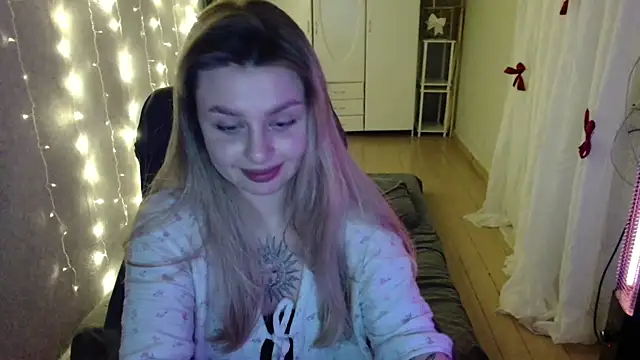 Snapshot of AngelicaHollywood chatting on 12/21/25, 08:27 AngelicaHollywood online show from 12/21/25, 08:27