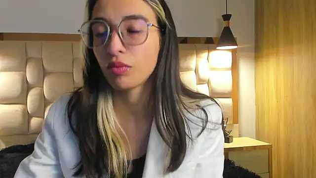 Snapshot of Emilia_Bons chatting on 09/11/25, 12:49 Emilia Bons online show from 09/11/25, 12:49