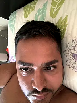 Snapshot of blrguychub chatting on 09/13/25, 04:12 blrguychub online show from 09/13/25, 04:12