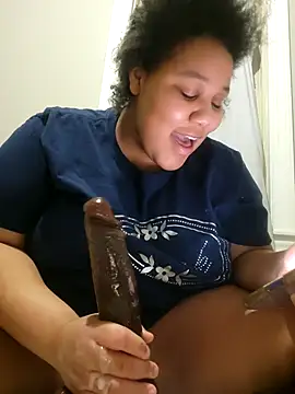 Snapshot of chocolate_bella chatting on 01/19/26, 03:43 chocolate bella online show from 01/19/26, 03:43