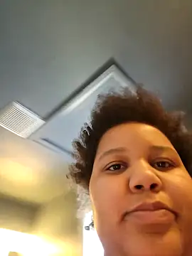 Snapshot of chocolate_bella chatting on 02/13/26, 01:18 chocolate bella online show from 02/13/26, 01:18