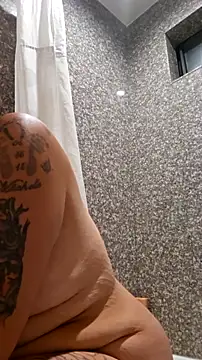 Snapshot of SparklesB1tch chatting on 11/13/25, 05:50 SparklesB1tch online show from 11/13/25, 05:50