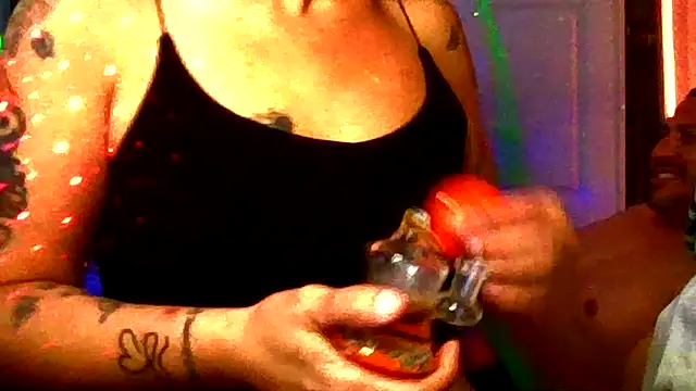 Snapshot of SparklesB1tch chatting on 12/15/25, 04:33 SparklesB1tch online show from 12/15/25, 04:33