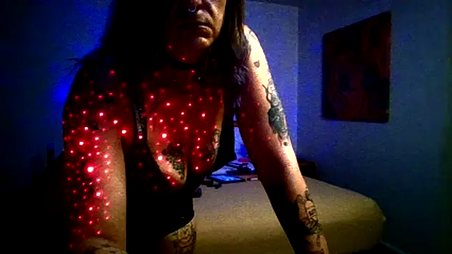 Snapshot of SparklesB1tch chatting on 12/17/25, 01:17 SparklesB1tch online show from 12/17/25, 01:17