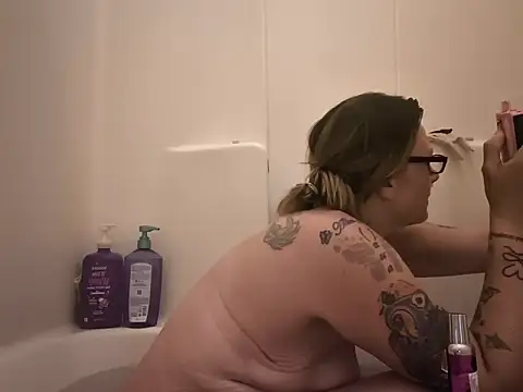 Snapshot of SparklesB1tch chatting on 03/22/26, 01:03 SparklesB1tch online show from 03/22/26, 01:03