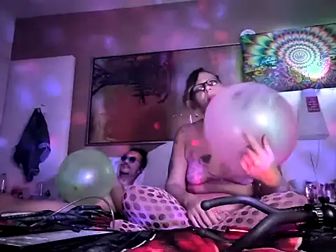 Snapshot of SparklesB1tch chatting on 04/08/26, 09:31 SparklesB1tch online show from 04/08/26, 09:31