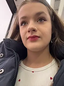 Snapshot of KittyQueeny chatting on 12/15/25, 12:09 KittyQueeny online show from 12/15/25, 12:09