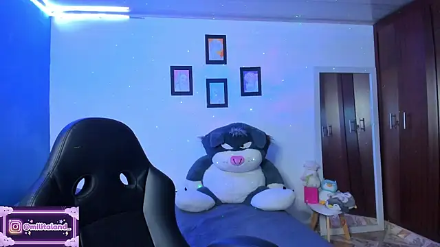 Snapshot of milita_houston chatting on 10/28/25, 06:32 milita houston online show from 10/28/25, 06:32