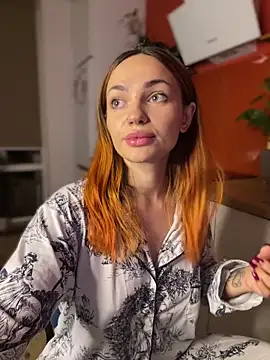 Snapshot of SaraLow chatting on 10/21/25, 01:06 SaraLow online show from 10/21/25, 01:06