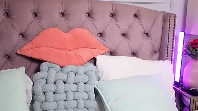 JenniferLovve online show from 06/12/26, 04:33