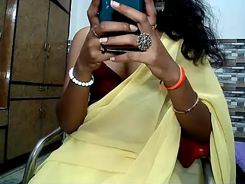 Snapshot of HOT_AARVI11 chatting on 09/11/25, 04:07 HOT AARVI11 online show from 09/11/25, 04:07