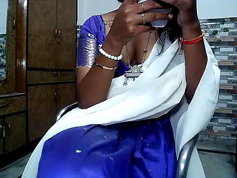 Snapshot of HOT_AARVI11 chatting on 09/27/25, 04:28 HOT AARVI11 online show from 09/27/25, 04:28