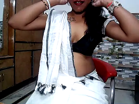 Snapshot of HOT_AARVI11 chatting on 09/29/25, 05:01 HOT AARVI11 online show from 09/29/25, 05:01