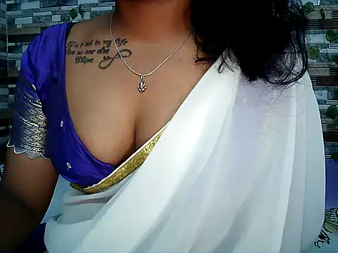 Snapshot of HOT_AARVI11 chatting on 12/15/25, 06:12 HOT AARVI11 online show from 12/15/25, 06:12