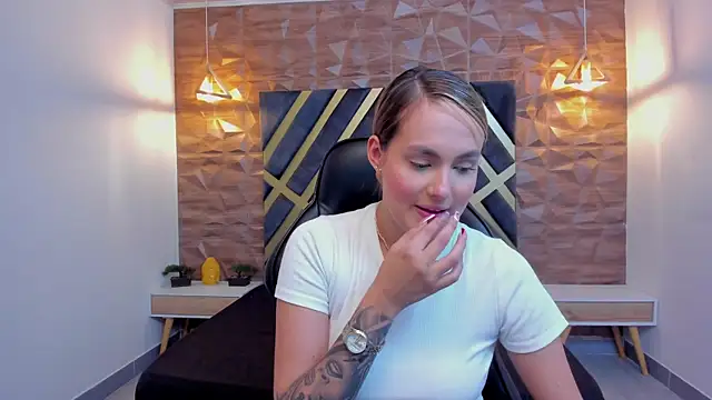 Emmaa white  online show from 01/09/26, 05:15