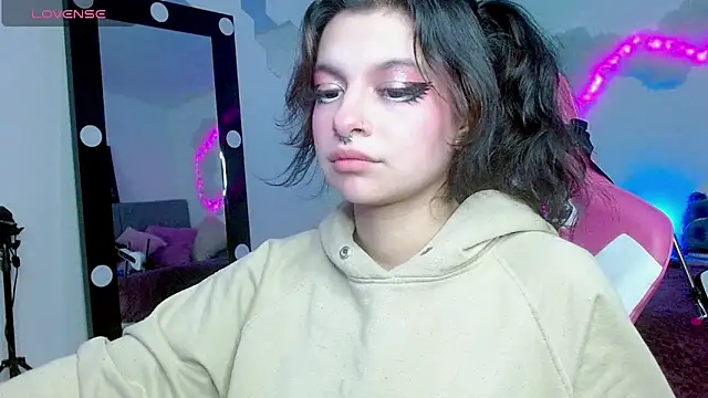 Snapshot of larah_uwu chatting on 10/23/25, 08:18 larah uwu online show from 10/23/25, 08:18