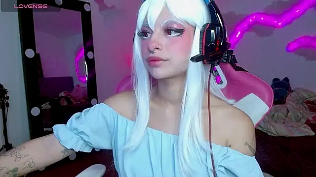 Snapshot of larah_uwu chatting on 10/24/25, 06:59 larah uwu online show from 10/24/25, 06:59