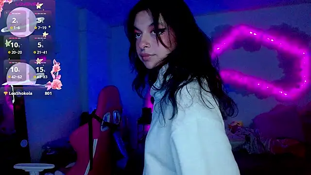 Snapshot of larah_uwu chatting on 10/27/25, 07:40 larah uwu online show from 10/27/25, 07:40