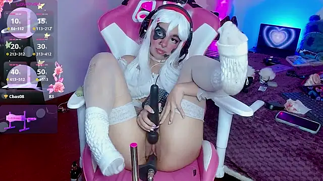 Snapshot of larah_uwu chatting on 10/30/25, 08:27 larah uwu online show from 10/30/25, 08:27