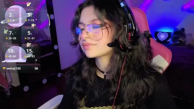 Snapshot of larah_uwu chatting on 11/08/25, 08:18 larah uwu online show from 11/08/25, 08:18