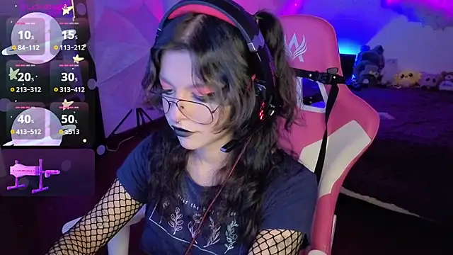 Snapshot of larah_uwu chatting on 11/12/25, 07:24 larah uwu online show from 11/12/25, 07:24