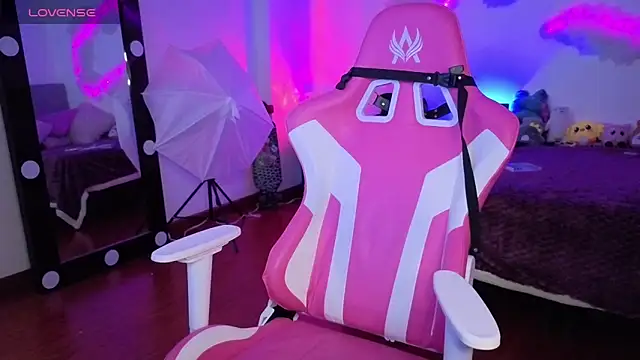 Snapshot of larah_uwu chatting on 11/13/25, 07:13 larah uwu online show from 11/13/25, 07:13