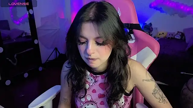 Snapshot of larah_uwu chatting on 11/22/25, 07:35 larah uwu online show from 11/22/25, 07:35