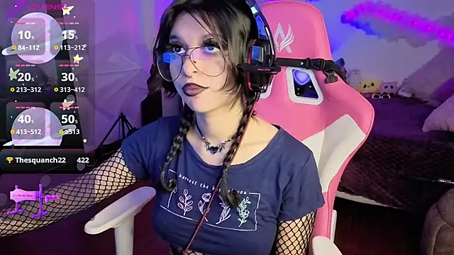 Snapshot of larah_uwu chatting on 11/25/25, 07:36 larah uwu online show from 11/25/25, 07:36